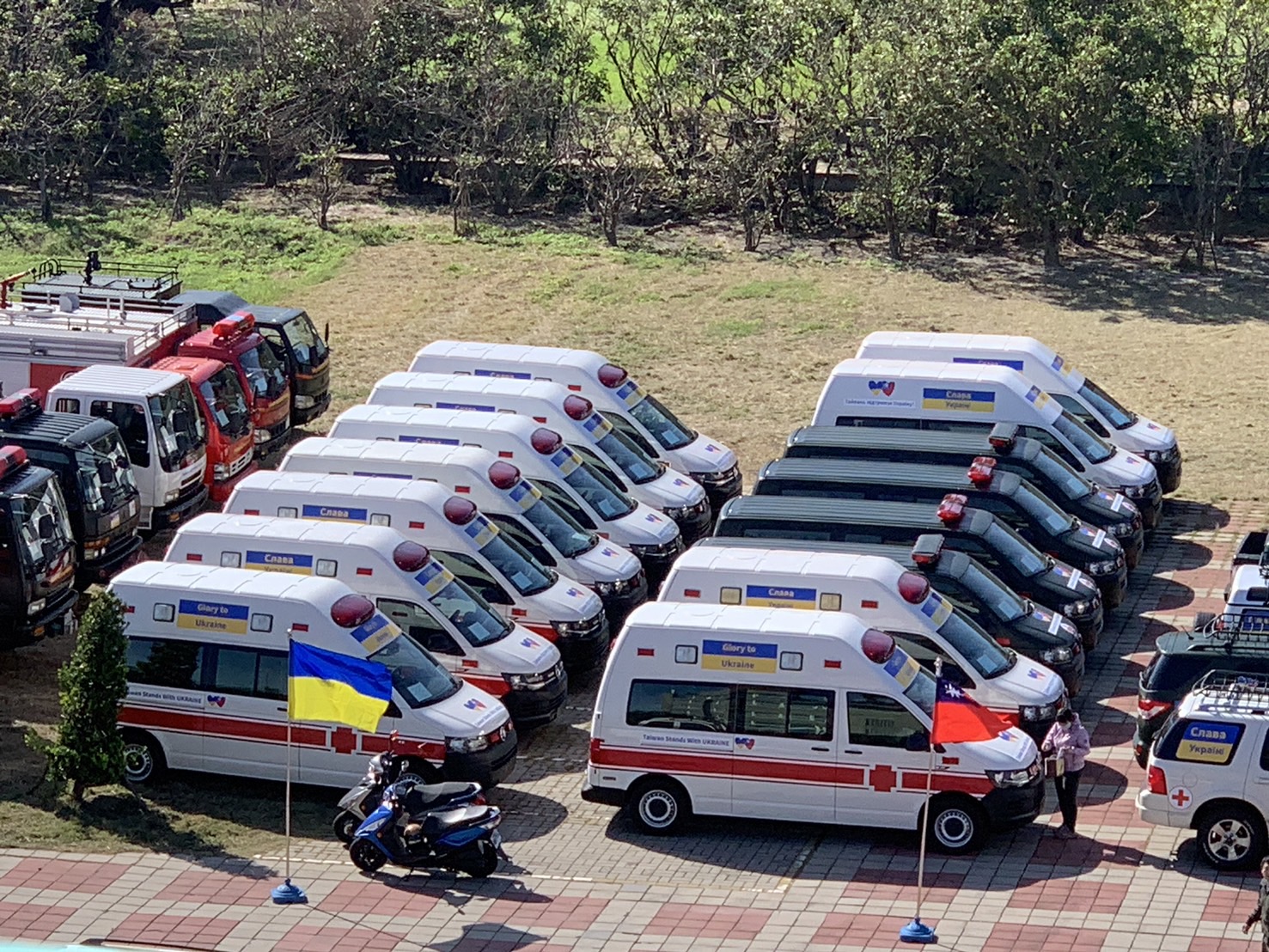 ▲企業家白璨榮今年籌集逾60輛消防車、救護車、復康巴士等各式車輛支援烏克蘭，預計11月9日在伸港鄉公所舉行捐贈儀式。（記者張溎壕攝）