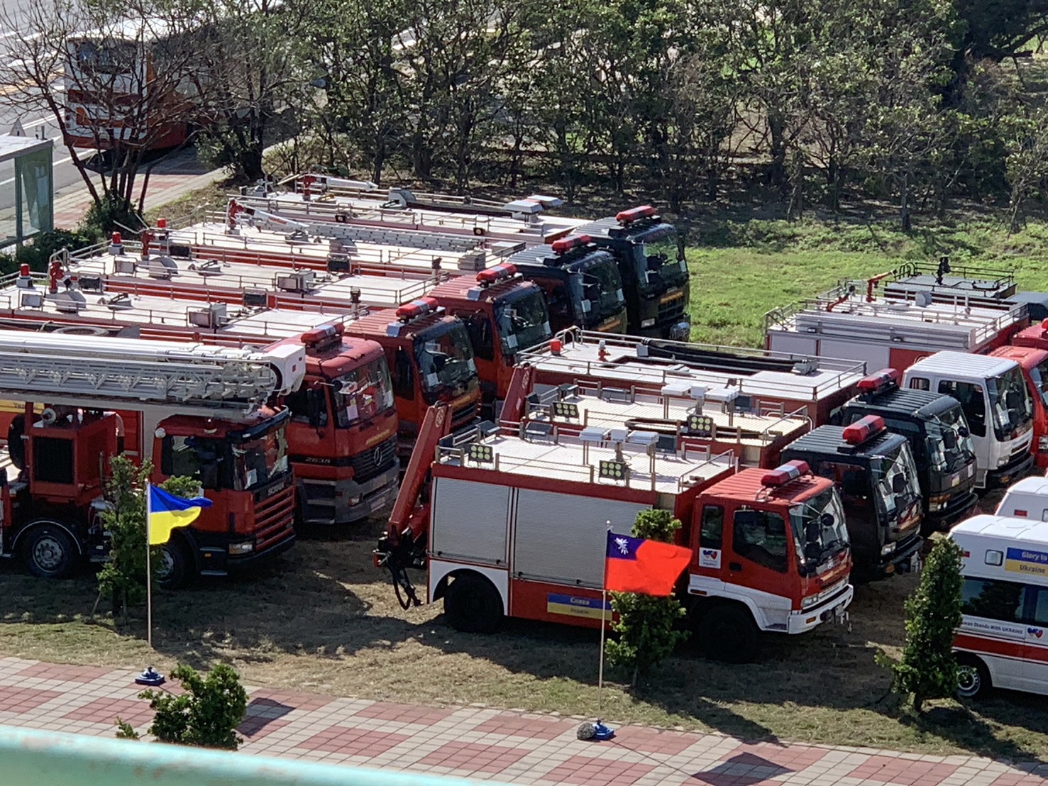 ▲企業家白璨榮今年籌集逾60輛消防車、救護車、復康巴士等各式車輛支援烏克蘭，預計11月9日在伸港鄉公所舉行捐贈儀式。（記者張溎壕攝）