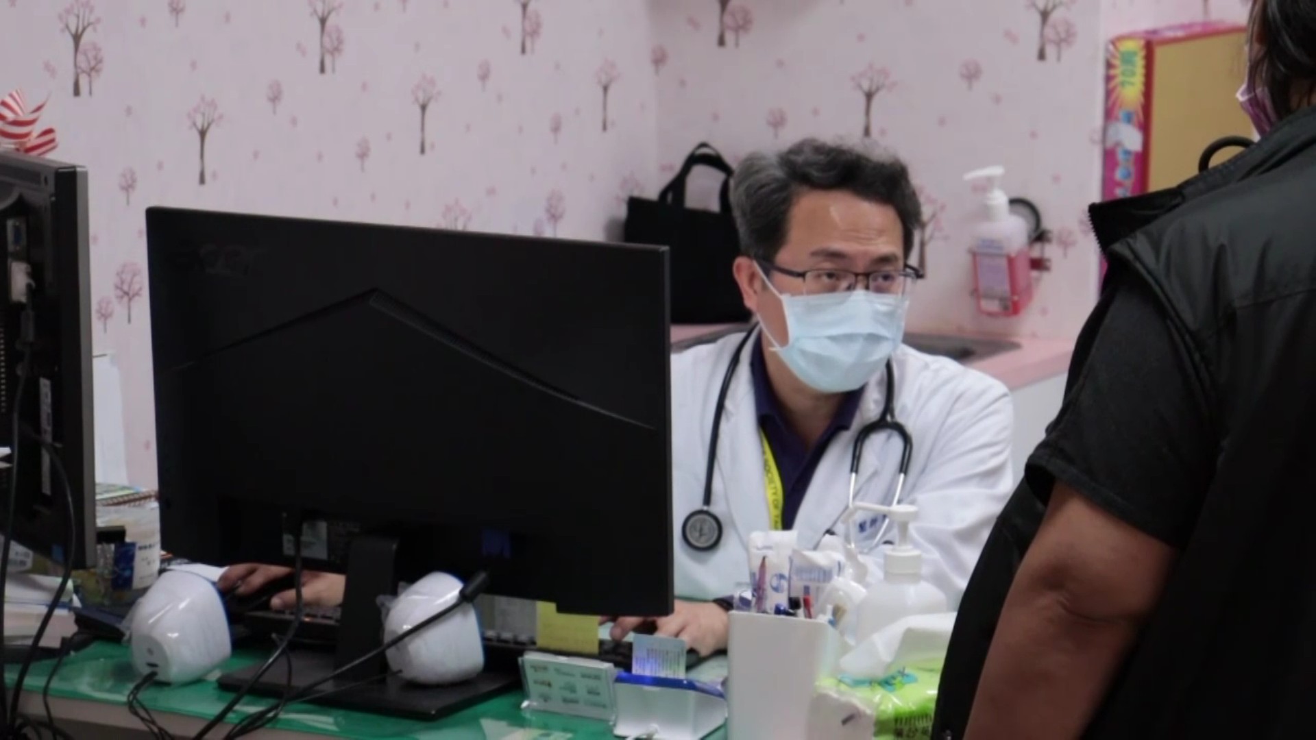 ▲一名高二女生連續多天發燒和上吐下瀉，衛福部彰化醫院，並經糞便PCR檢測確診感染了較為罕見的沙波病毒。（記者張溎壕攝）