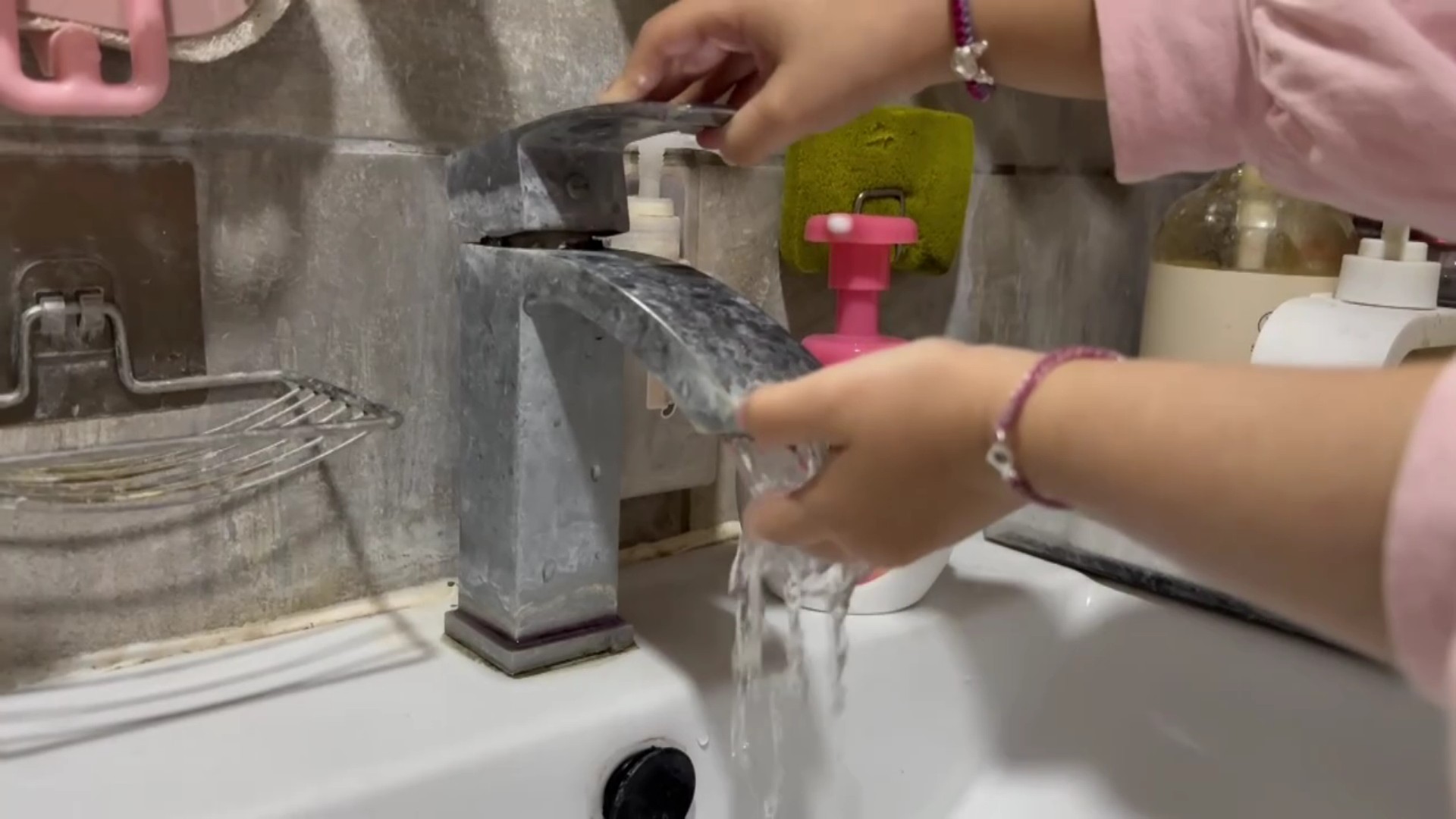 ▲一名高二女生連續多天發燒和上吐下瀉，衛福部彰化醫院，並經糞便PCR檢測確診感染了較為罕見的沙波病毒。（記者張溎壕攝）