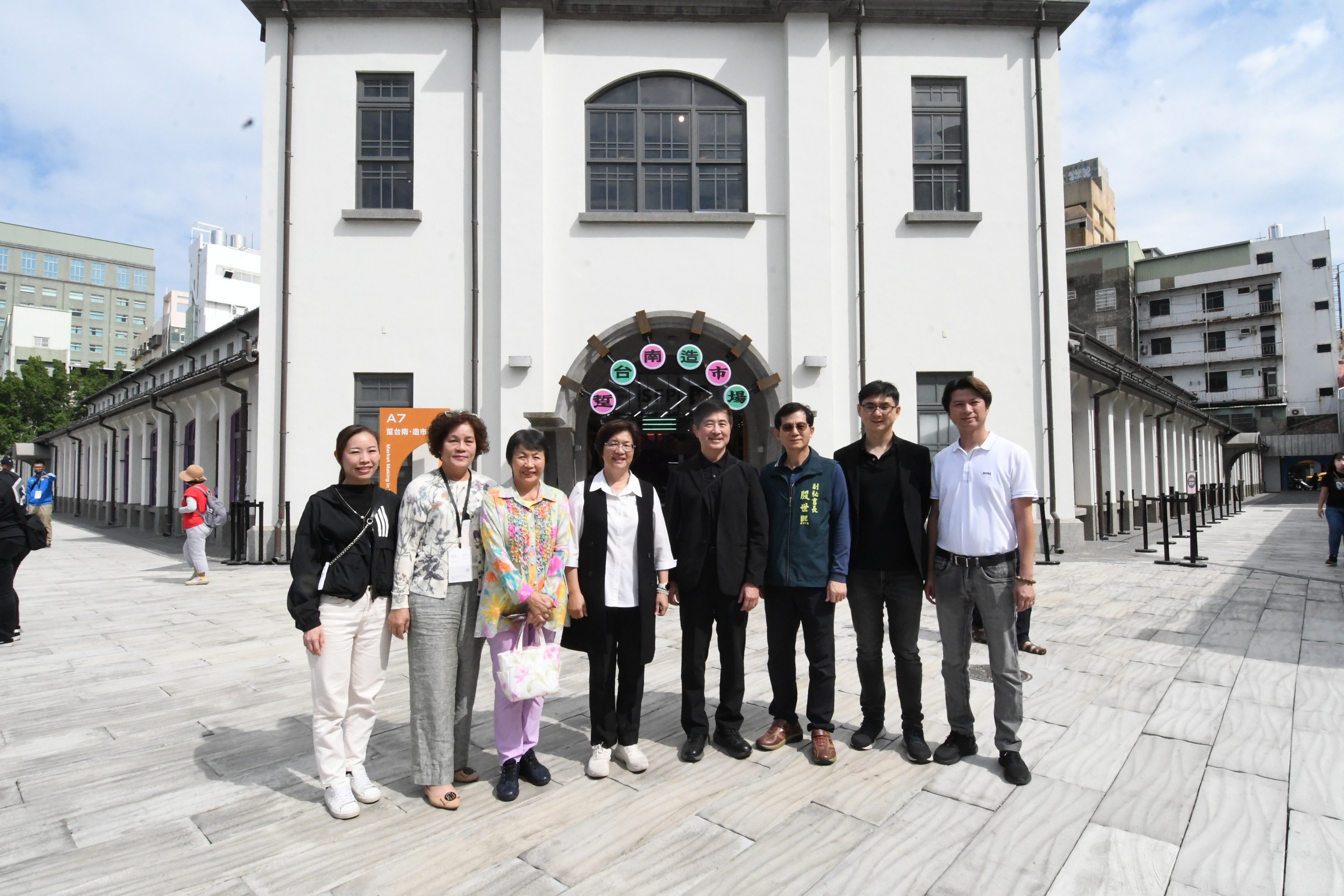 ▲2025年彰化設計展籌備啟動，彰化縣長王惠美率領縣府及縣議會團隊，前往台南市美術館二館及西市場等兩大主展區進行學習與觀摩。（彰化縣政府提供）