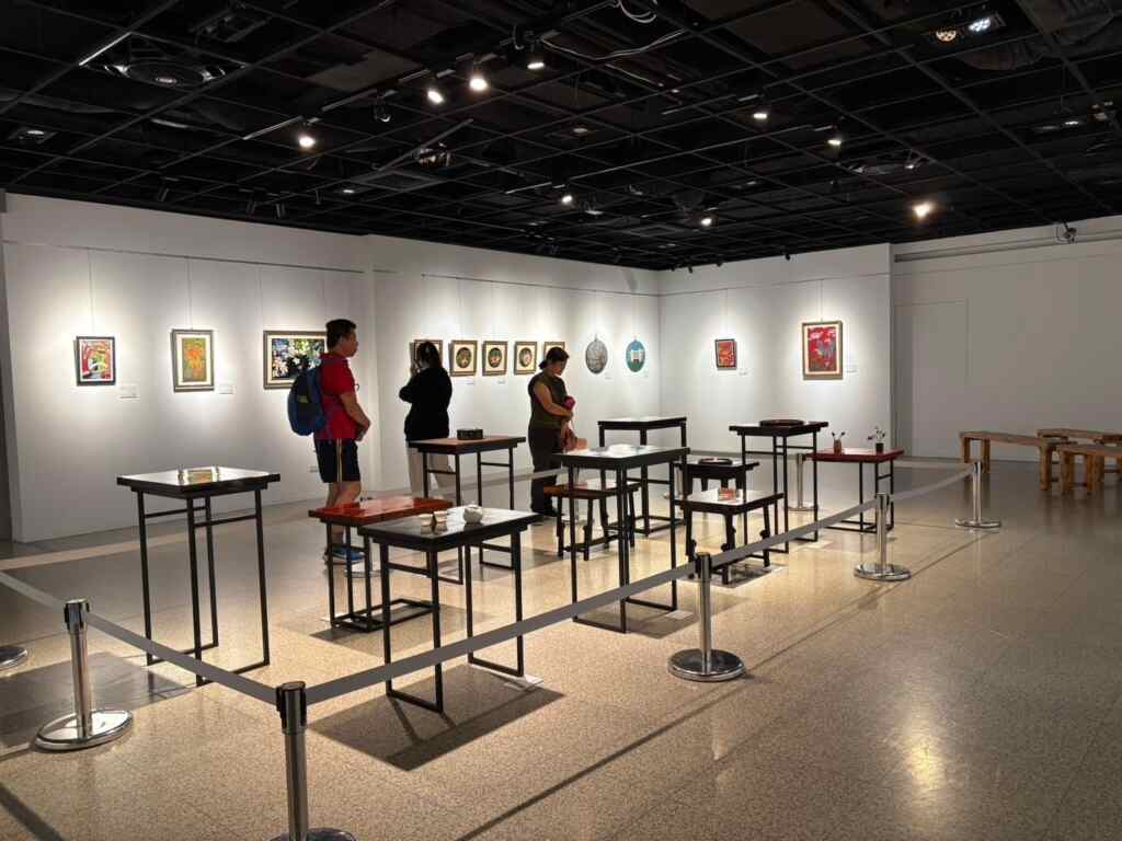 ▲漆畝田—貓羅溪草桼畫會會員聯展以天然漆為主要媒材，透過數百道工序及結合蛋殼、螺鈿、金銀箔等素材，展現出對家鄉景致與情感的詮釋。（記者林明佑翻攝）