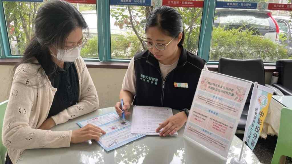 ▲為特定對象及弱勢族群提供面試儀容服務前的說明。（記者林明佑翻攝）