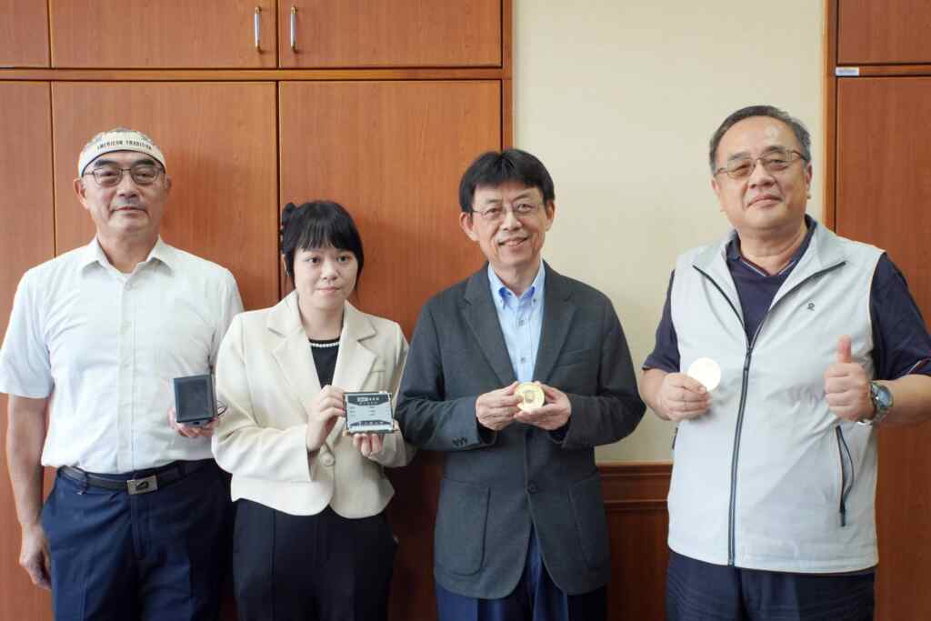 ▲大葉大學方文昌校長(右二)恭喜陳宜清教授(右一)與蔡渙良主任(左一)帶領的團隊榮獲金牌。（記者林明佑翻攝）