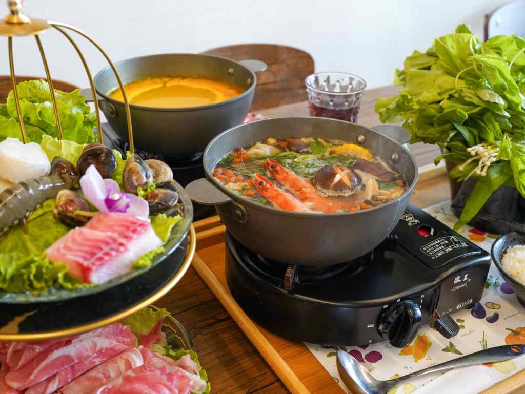 遊客可一邊品嘗鄒族風味餐或暖心鍋物，一邊欣賞美麗景觀。