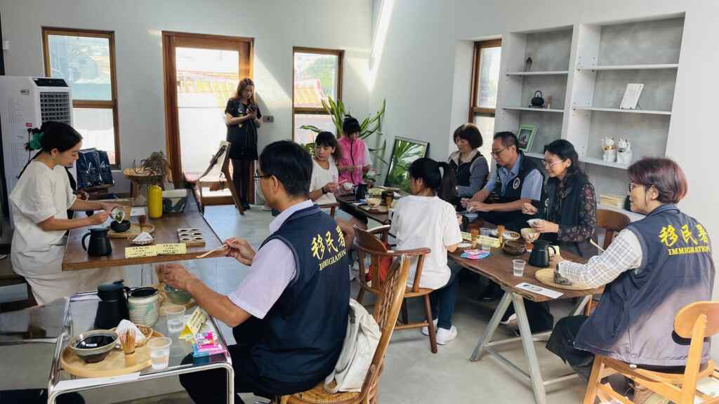 ▲移民署與新住民一同體驗日本傳統茶道文化。（記者林明佑翻攝）