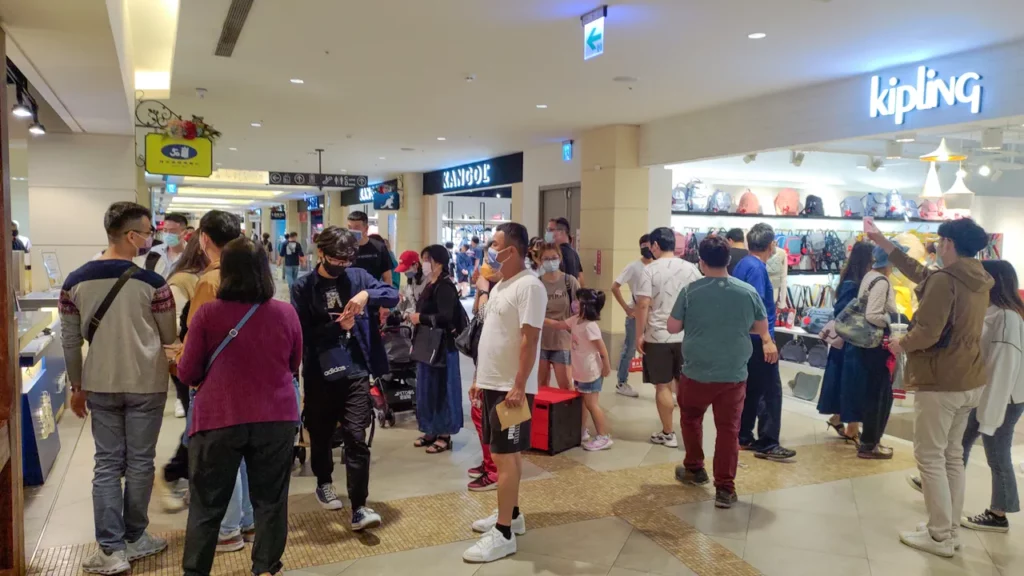 麗寶OUTLET 8周年慶,推出滿額抽好禮,凡當日館內累計消費滿3,000元(含)以上,即可獲得活動抽獎券乙張(可累送)