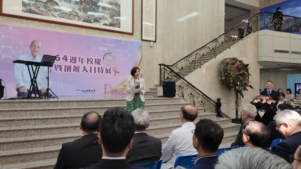 衛生福利部政務次長林靜儀受邀出席,並回顧在中山附醫照護HIV產婦的歷程。(圖/陳惠玲攝影)