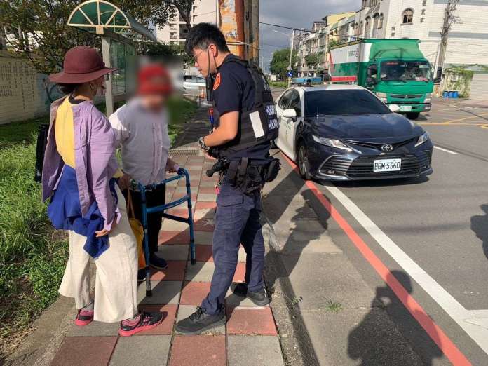 高齡婦迷路說不清話 平警靠「助行器」查出身分 18 442698 0