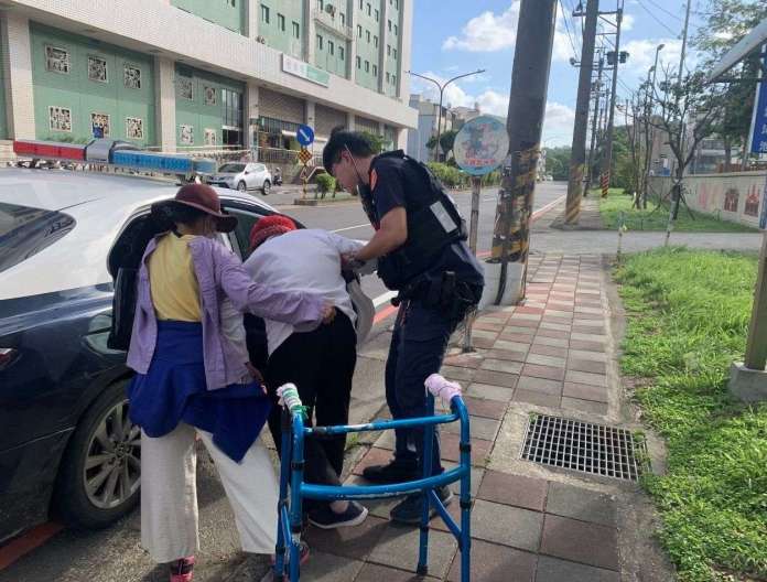 高齡婦迷路說不清話 平警靠「助行器」查出身分 19 442699 0