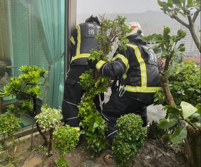 桃園大有消防分隊防颱建功 居民感激致贈飲料表謝意 17 1730952796740