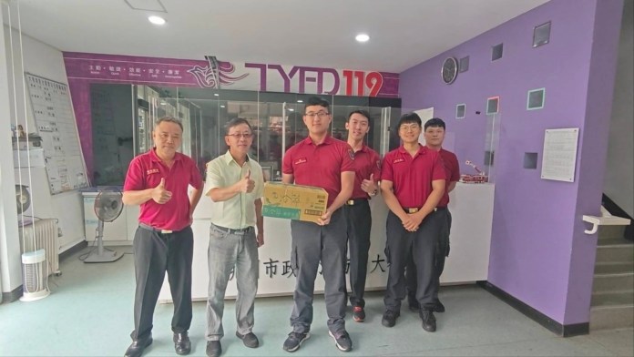 桃園大有消防分隊防颱建功 居民感激致贈飲料表謝意 18 S 25313325