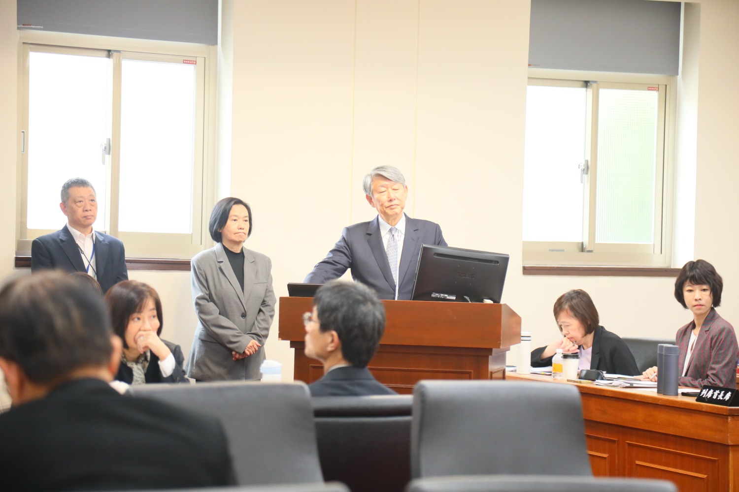 經濟部長郭智輝(右)及農業部常務次長杜文珍(中)備詢。(記者包克明 攝)