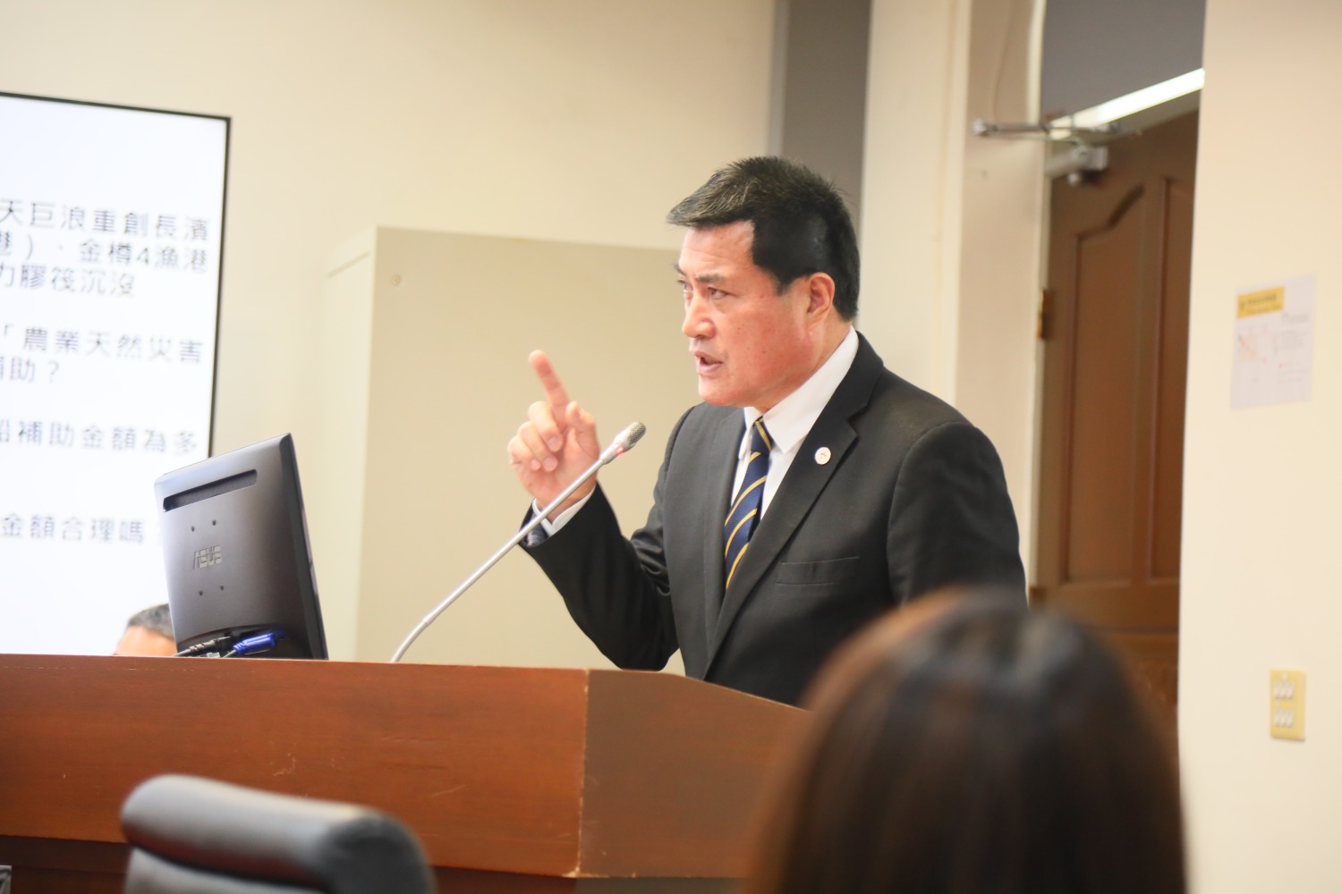 黃仁也關切花東災區的電力供應等災後民生議題。(記者包克明 攝)
