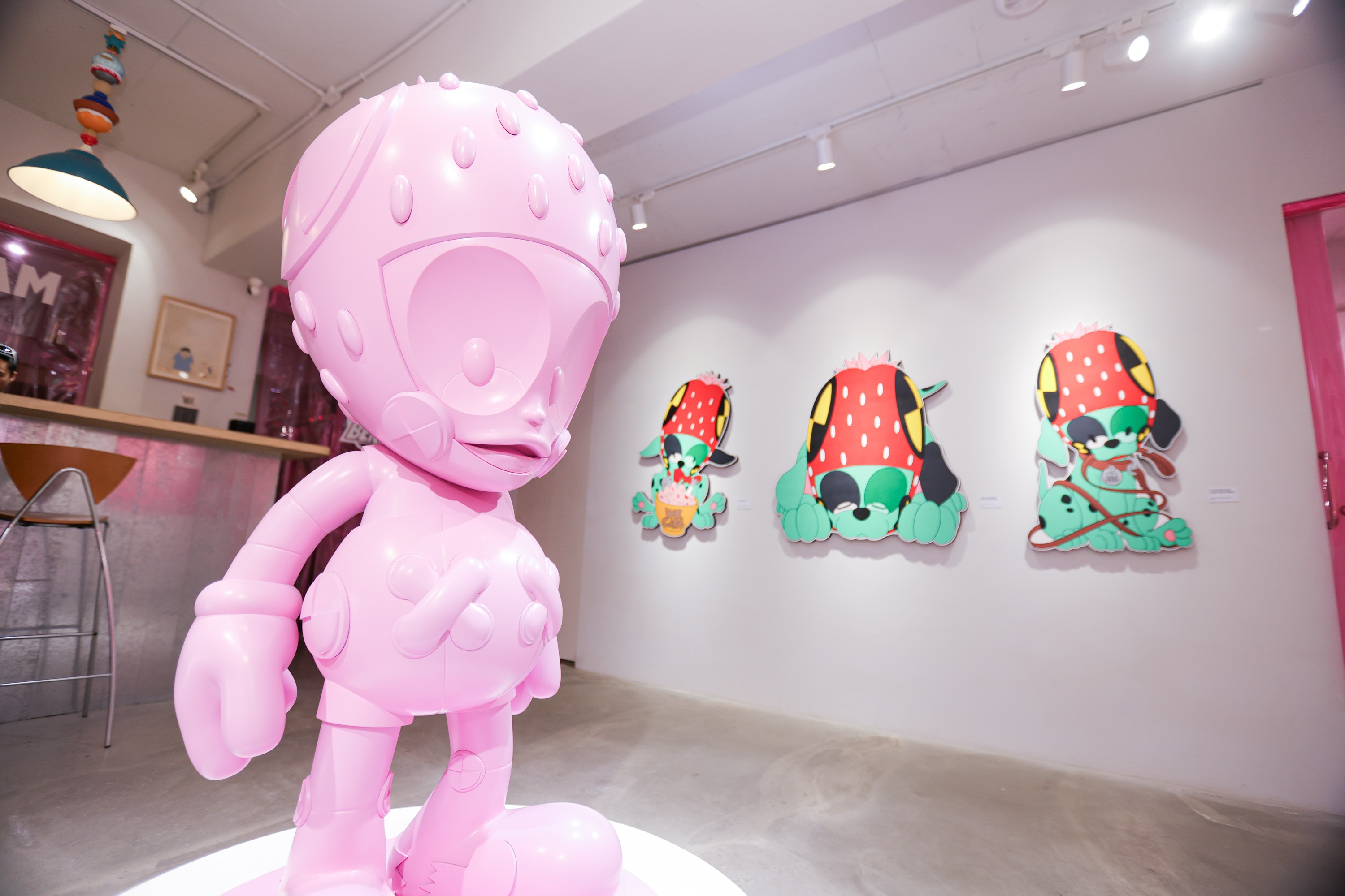 小心輕放EMO草莓後一年⋯藝術家黃傑 Jay Huang 高舉「躺平」大旗擺爛登場!