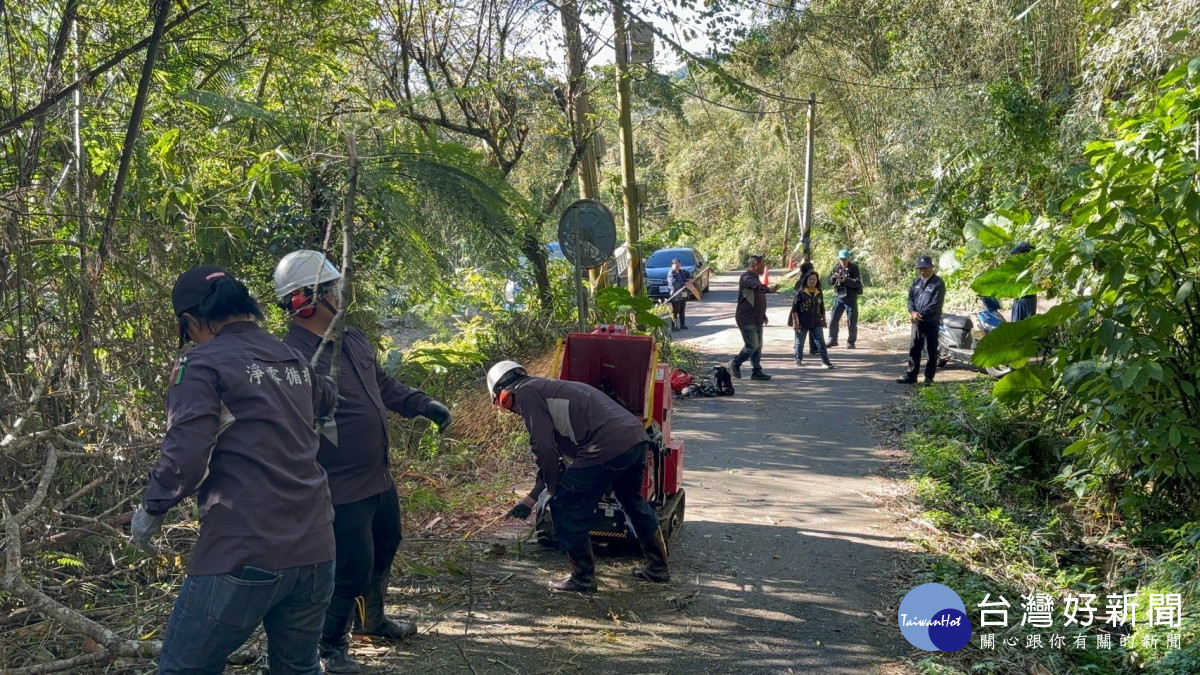 桃園市政府也協調智慧農耕團「淨零中隊」出動碎枝機,協助清理災後倒塌的林木。<br /><br /> <br /><br />