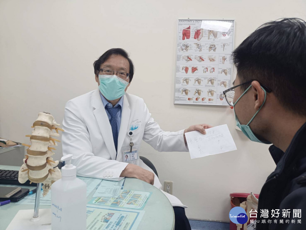 王叔昂醫師說明鞋底的材質跟足底承受壓力的關係。