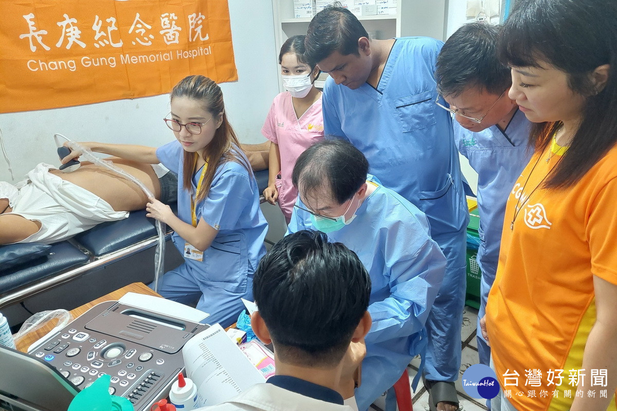 林口長庚醫院超音波檢查中心主任陳威廷醫師，在內提克瑪診所教導超音波操作。（圖／靈鷲山佛教教團）<br /><br /> 