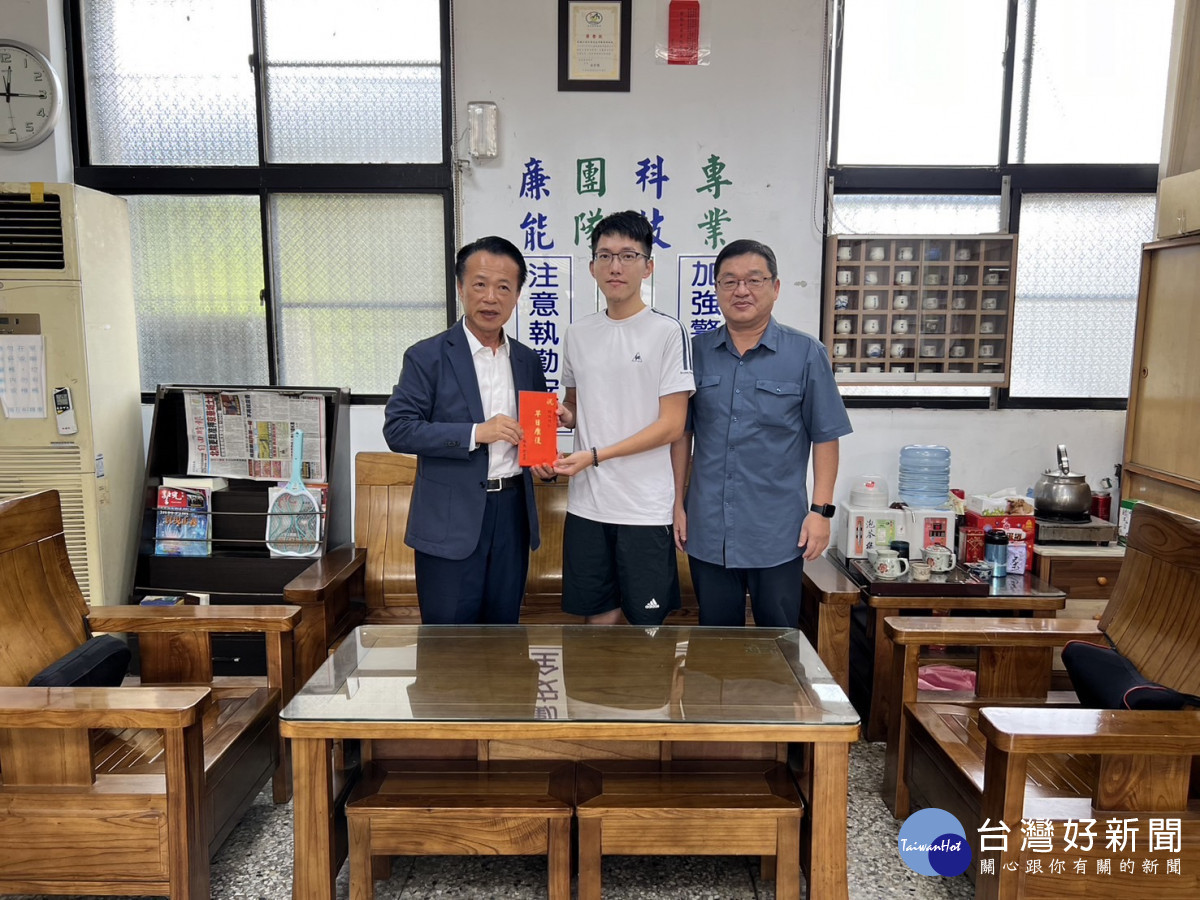 嘉義縣長翁章梁(左)前往慰勉受傷員警／警方提供