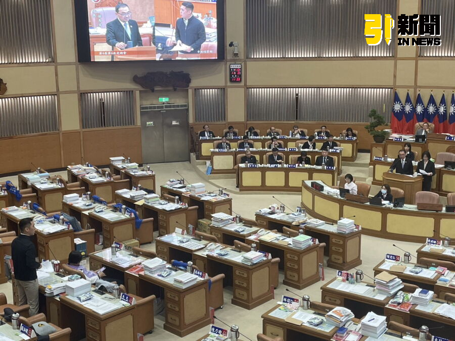 圖/新北市議員陳世軒直言,年輕人痛恨看的到卻吃不到,明明審計部已點出的問題,卻看不到青年局相關的改善機制。(記者陳志仁攝,2024.11.08)