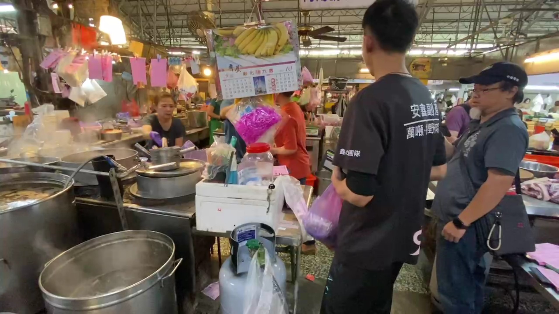▲今天立冬，寒意隨風而至，花壇鄉的羊肉爐店成了眾人暖身的好去處，店內擠滿饕客大啖羊肉。（記者張溎壕攝）