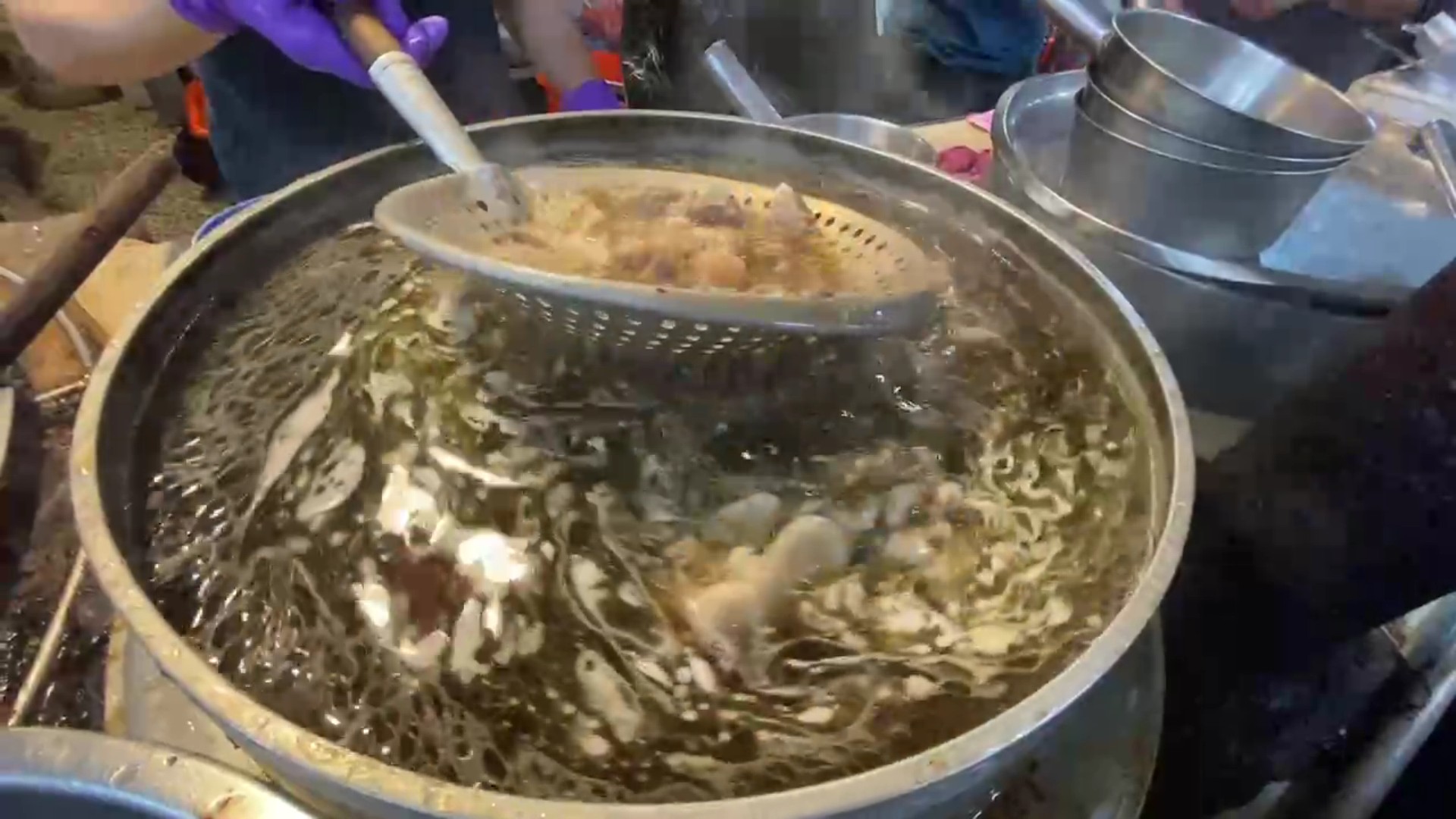▲今天立冬，寒意隨風而至，花壇鄉的羊肉爐店成了眾人暖身的好去處，店內擠滿饕客大啖羊肉。（記者張溎壕攝）