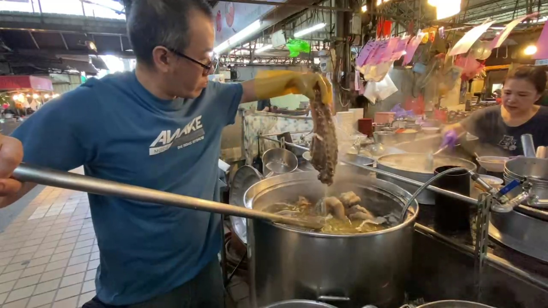 ▲今天立冬，寒意隨風而至，花壇鄉的羊肉爐店成了眾人暖身的好去處，店內擠滿饕客大啖羊肉。（記者張溎壕攝）