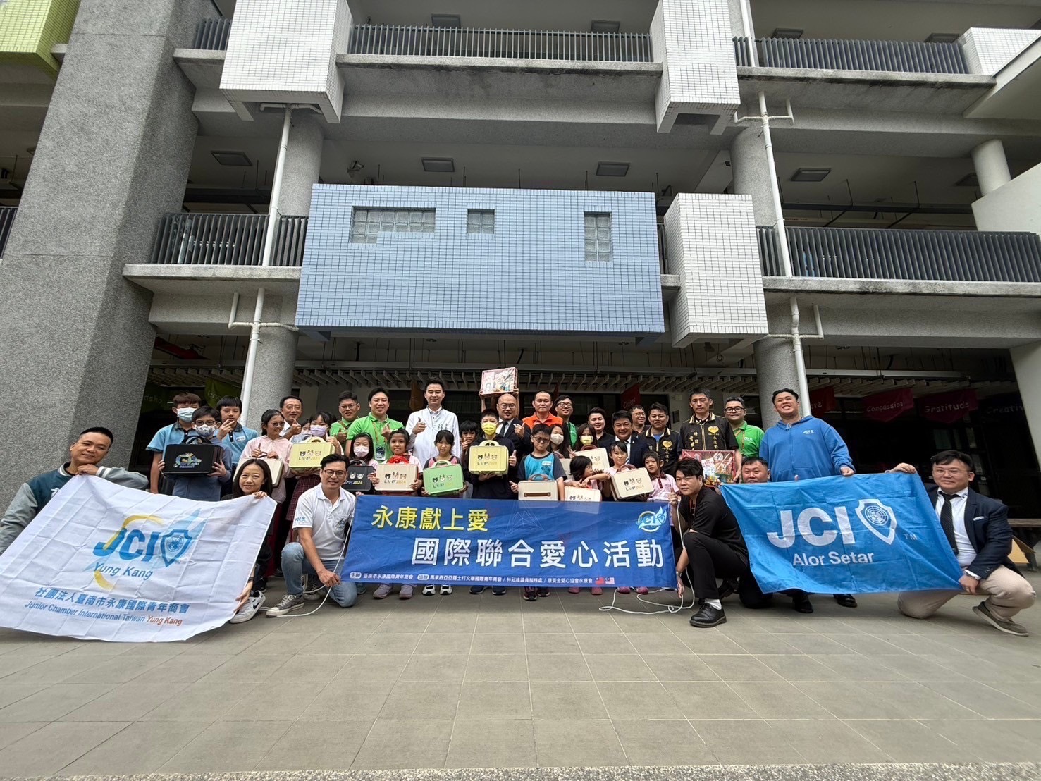 ▲永康國際青年商會聯合馬來西亞亞羅士打國際青年商會、康黃金愛心慈善會永康會及市議員林冠維,今日在台南市大光國小舉辦「國際聯合愛心公益活動」。(圖/永康國際青年商會提供)