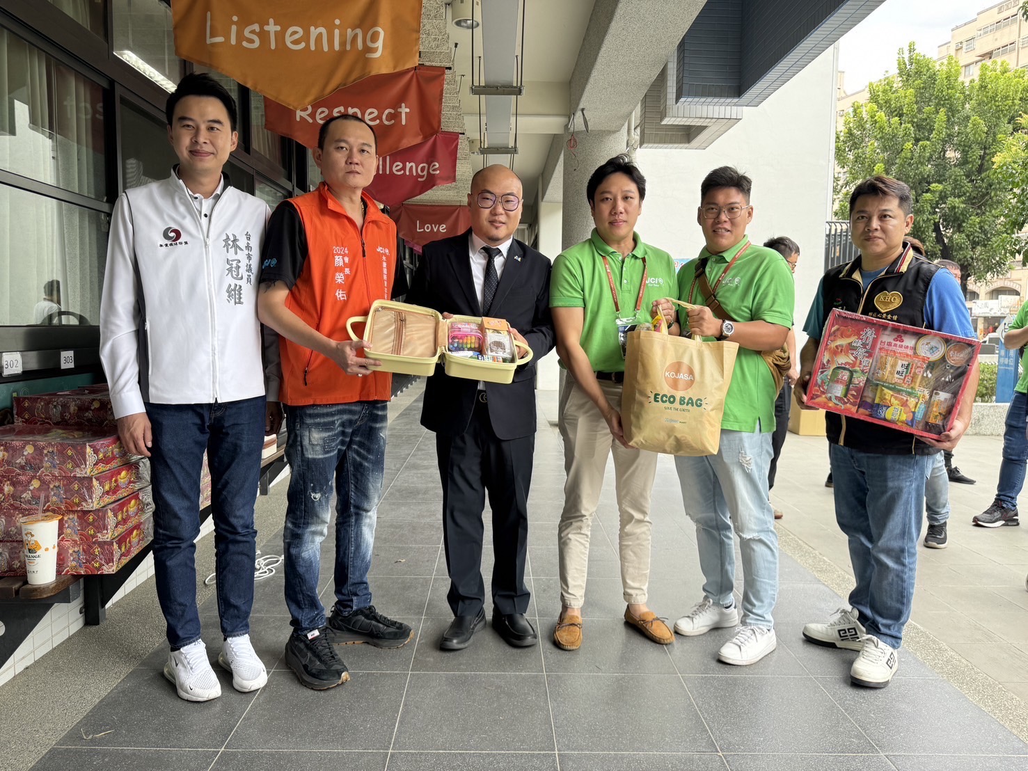 ▲永康國際青年商會聯合馬來西亞亞羅士打國際青年商會、康黃金愛心慈善會永康會及市議員林冠維，今日在台南市大光國小舉辦「國際聯合愛心公益活動」。（圖／永康國際青年商會提供）