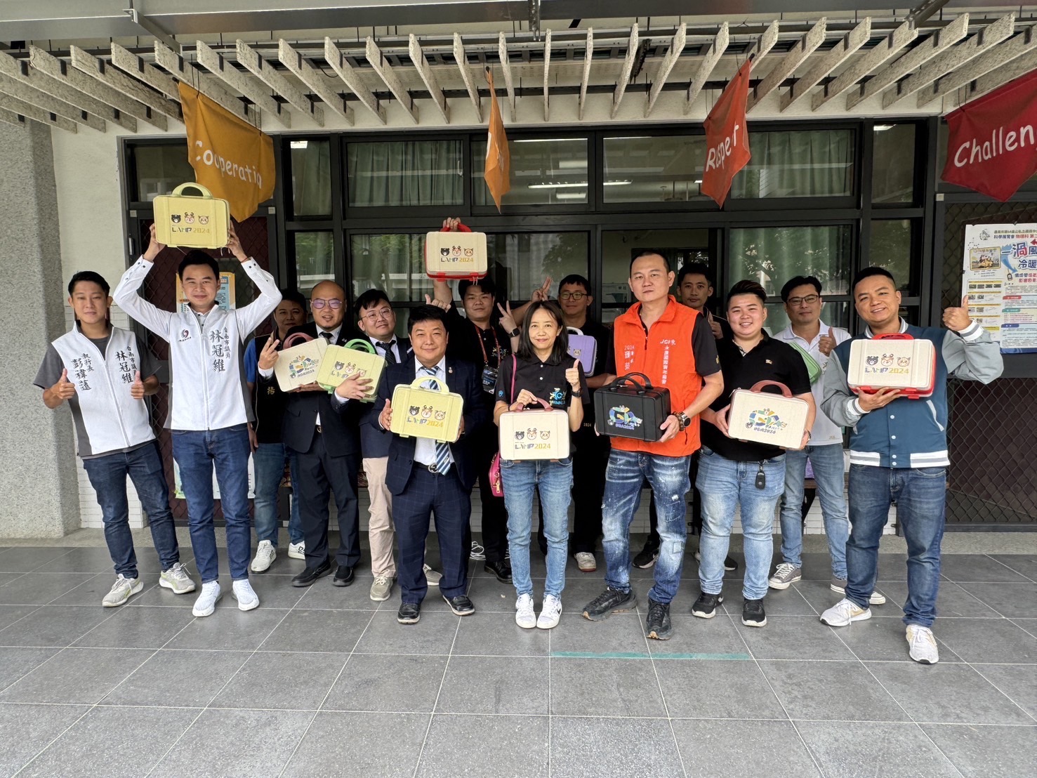 ▲永康國際青年商會聯合馬來西亞亞羅士打國際青年商會、康黃金愛心慈善會永康會及市議員林冠維，今日在台南市大光國小舉辦「國際聯合愛心公益活動」。（圖／永康國際青年商會提供）