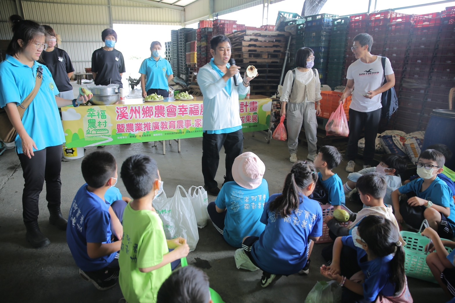 ▲溪州鄉農會舉辦「認識家鄉特產」食農教育體驗活動，邀請南州國小學童深入學習芭樂的種植過程及其生態保護。（記者張溎壕攝）