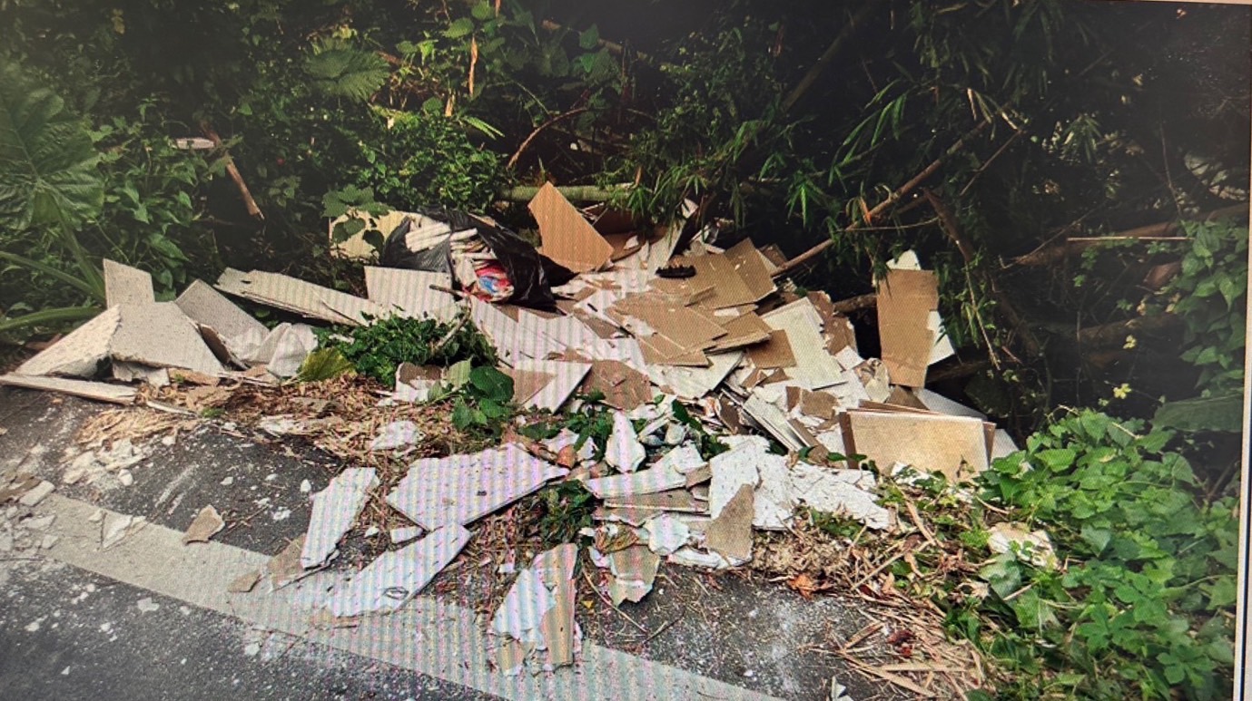 ▲兩名男子涉嫌受雇開小貨車運送建築及裝潢廢棄物,並在花壇鄉的產業道路進行非法傾倒,遭警查獲。(警方提供)