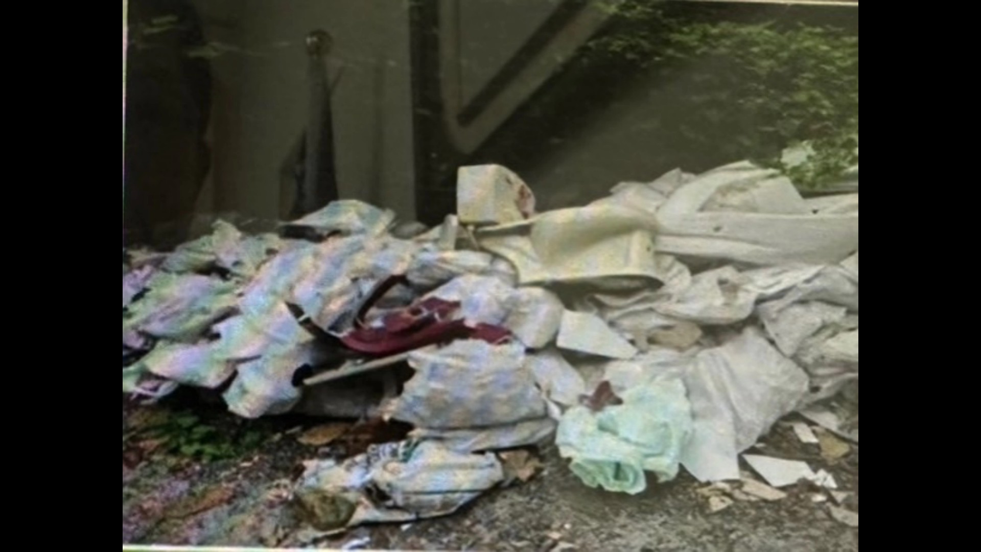 ▲兩名男子涉嫌受雇開小貨車運送建築及裝潢廢棄物，並在花壇鄉的產業道路進行非法傾倒，遭警查獲。（警方提供）