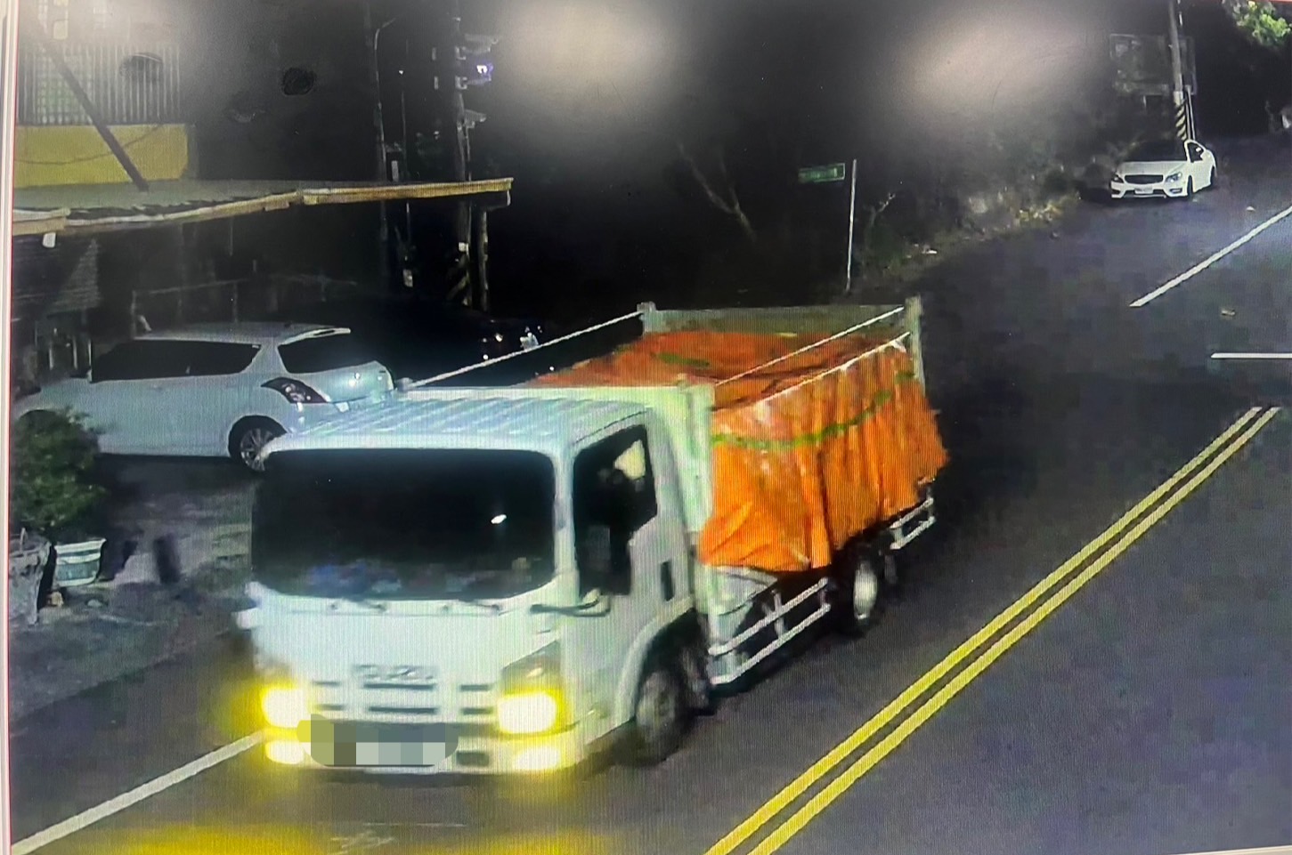 ▲兩名男子涉嫌受雇開小貨車運送建築及裝潢廢棄物，並在花壇鄉的產業道路進行非法傾倒，遭警查獲。（警方提供）