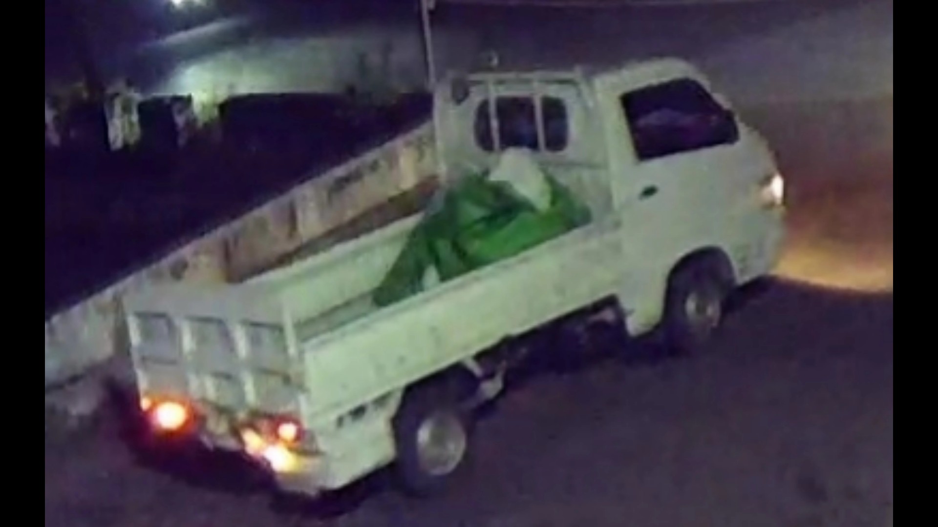 ▲兩名男子涉嫌受雇開小貨車運送建築及裝潢廢棄物，並在花壇鄉的產業道路進行非法傾倒，遭警查獲。（警方提供）