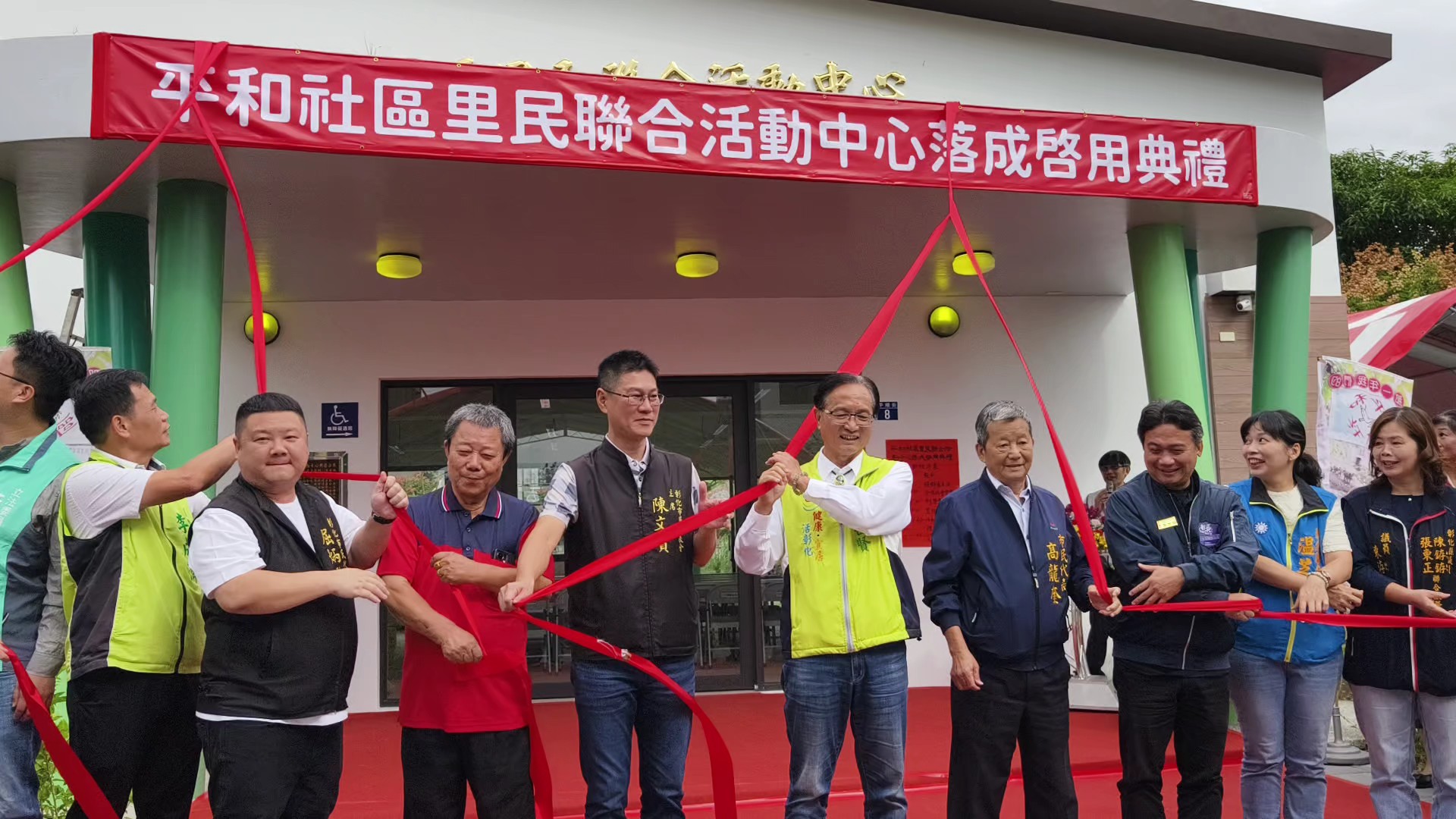 ▲彰化市公所平和社區里民聯合活動中心落成啟用，擂戰鼓、舞獅表演，全場喜氣洋洋，充滿節日氣氛。（記者張溎壕攝）