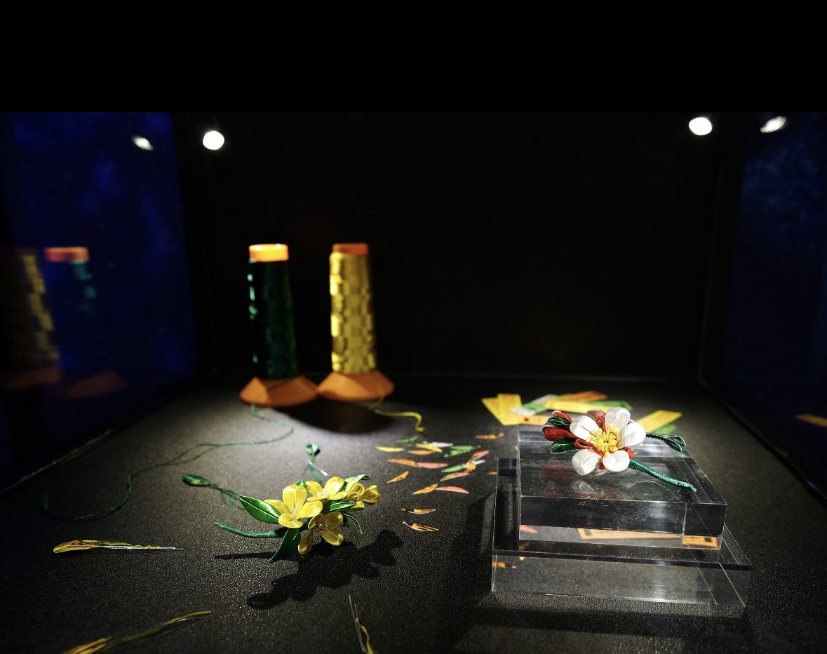 ▲員榮醫療體系員榮醫院贊助由林佩瑩工藝師製作的梅花及油麻菜春仔花胸花。（山峸製作提供）