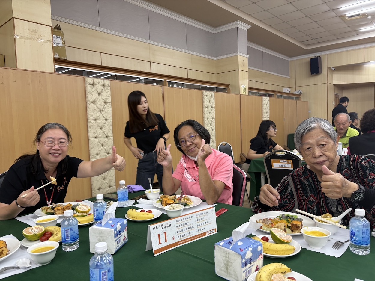 ▲現場長輩開心享用美味又營養的頤養食。(圖/伊甸提供)