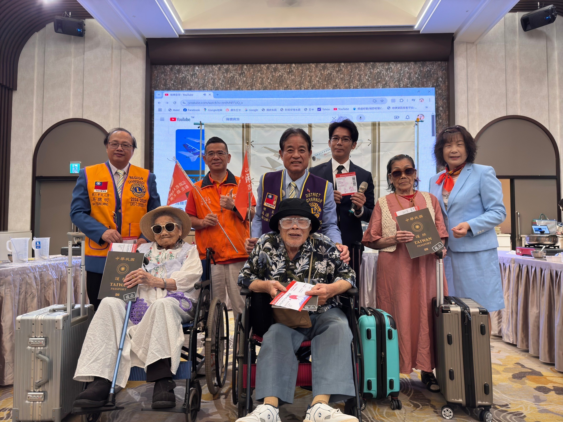 ▲弘道將機場搬進餐廳 帶長輩「偽」出國體驗登機品美食。（弘道老人福利基金會提供）