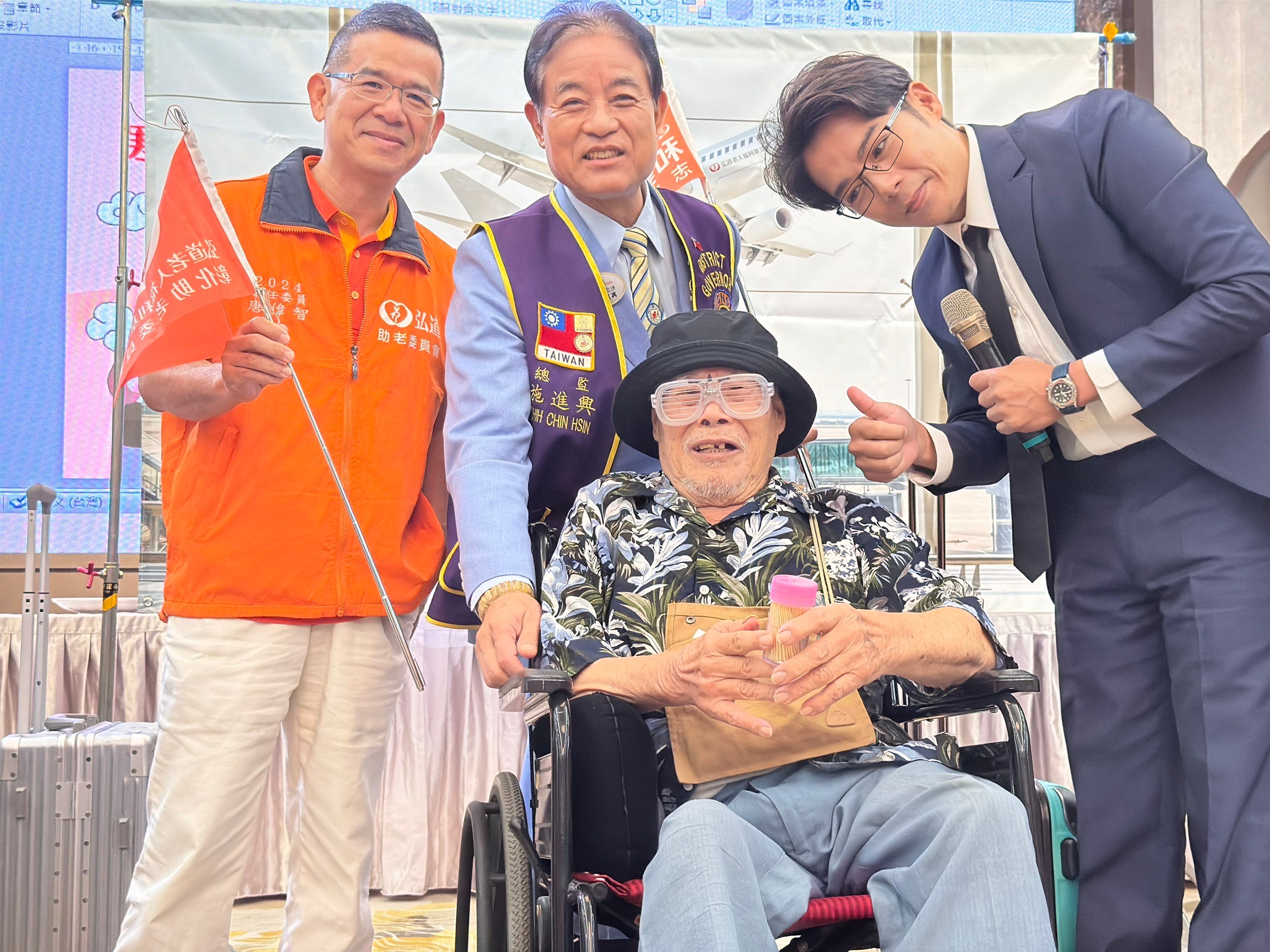 ▲長輩想像行李清單大揭密！88歲小兒麻痺水源阿公帶著想像出國必帶牙籤 方便清潔牙齒。（弘道老人福利基金會提供）