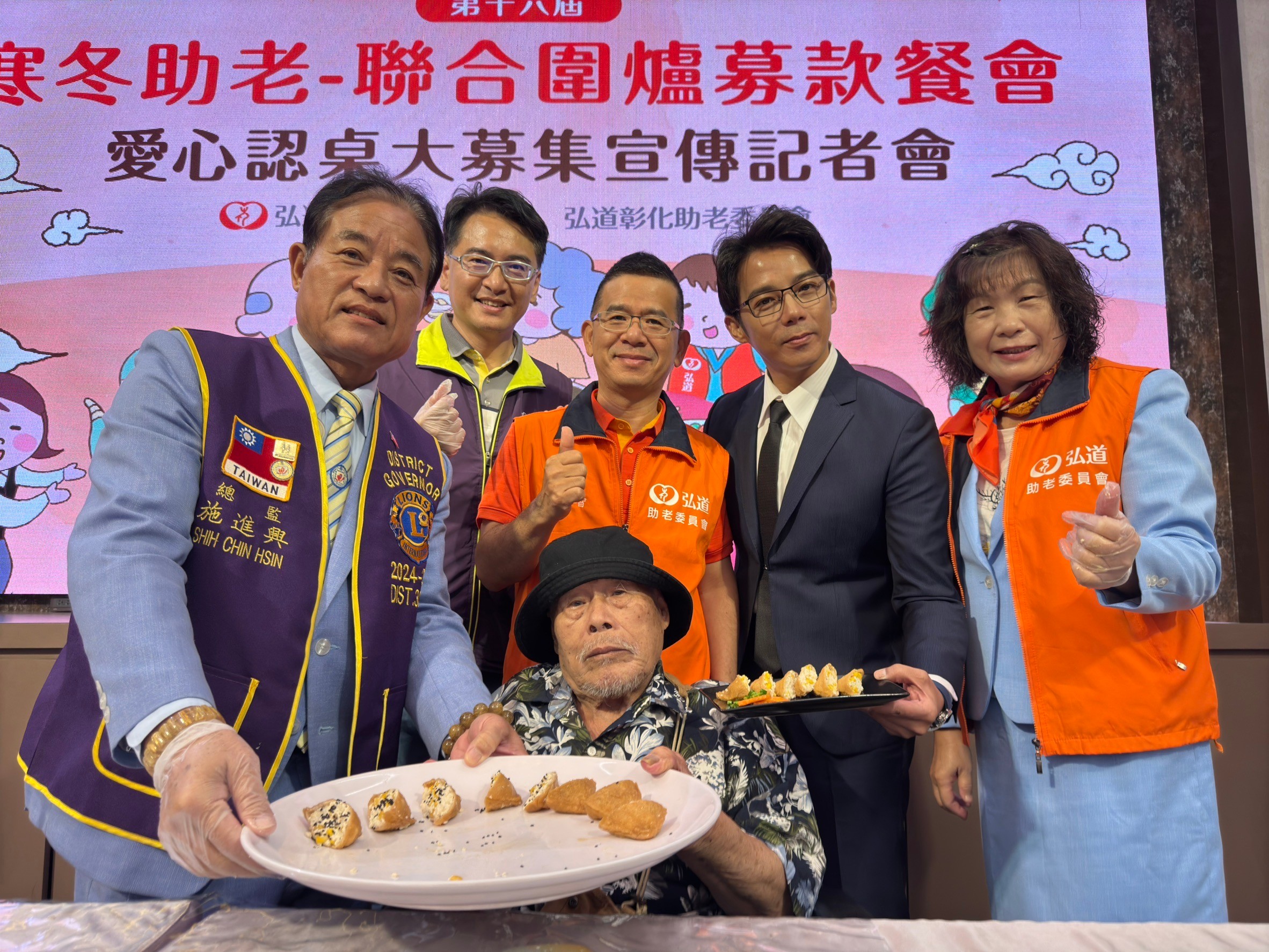 ▲88歲小兒痲痺水源阿公與貴賓合作完成豆腐泥稻禾壽司。（弘道老人福利基金會提供）