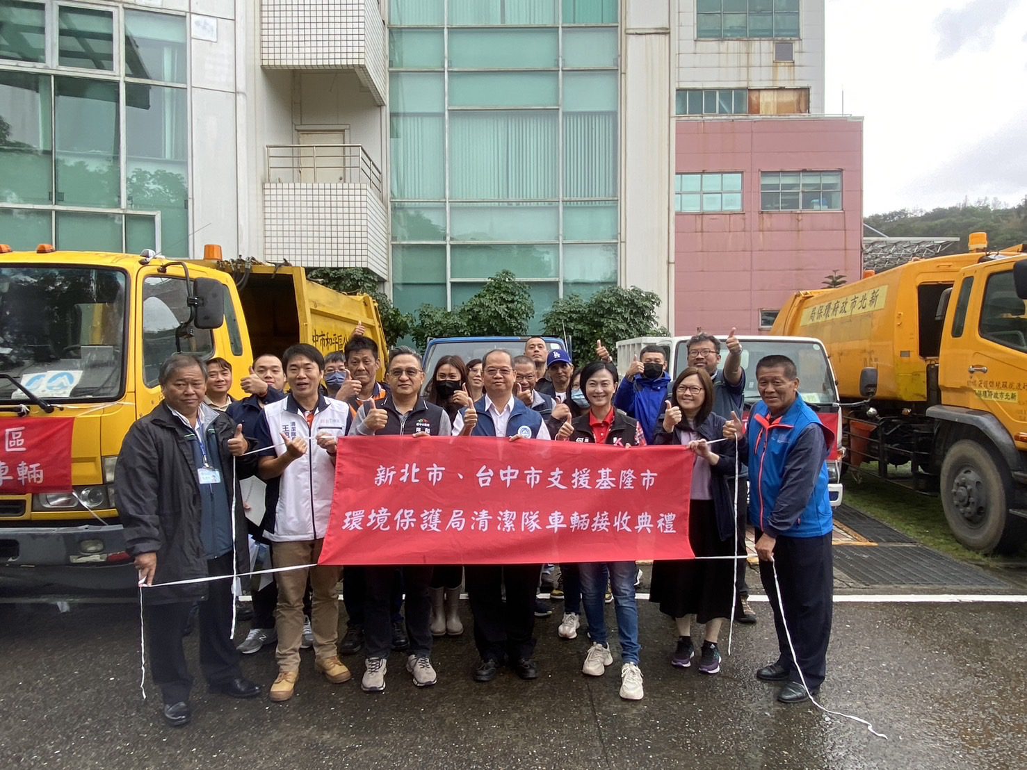 垃圾車滑落邊坡急需支援 新北、臺中伸援基隆守護城市清潔 垃圾車滑落邊坡急需支援 新北、臺中伸援基隆守護城市清潔