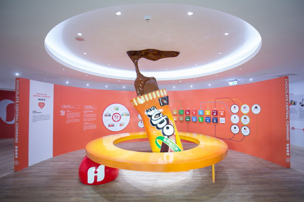 77巧克力共和國人氣拍照打卡點「全球最大77乳加」(圖/77巧克力共和國提供)