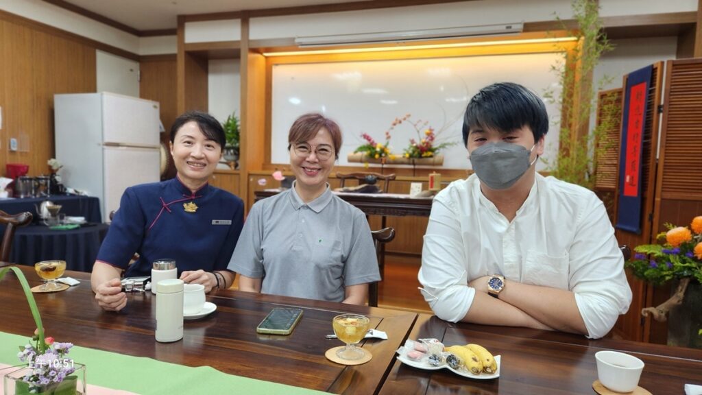 慈濟志工鮑曦雲、方嘉慧女士、任同學(化名)受訪合影。(圖/陳惠玲攝影)