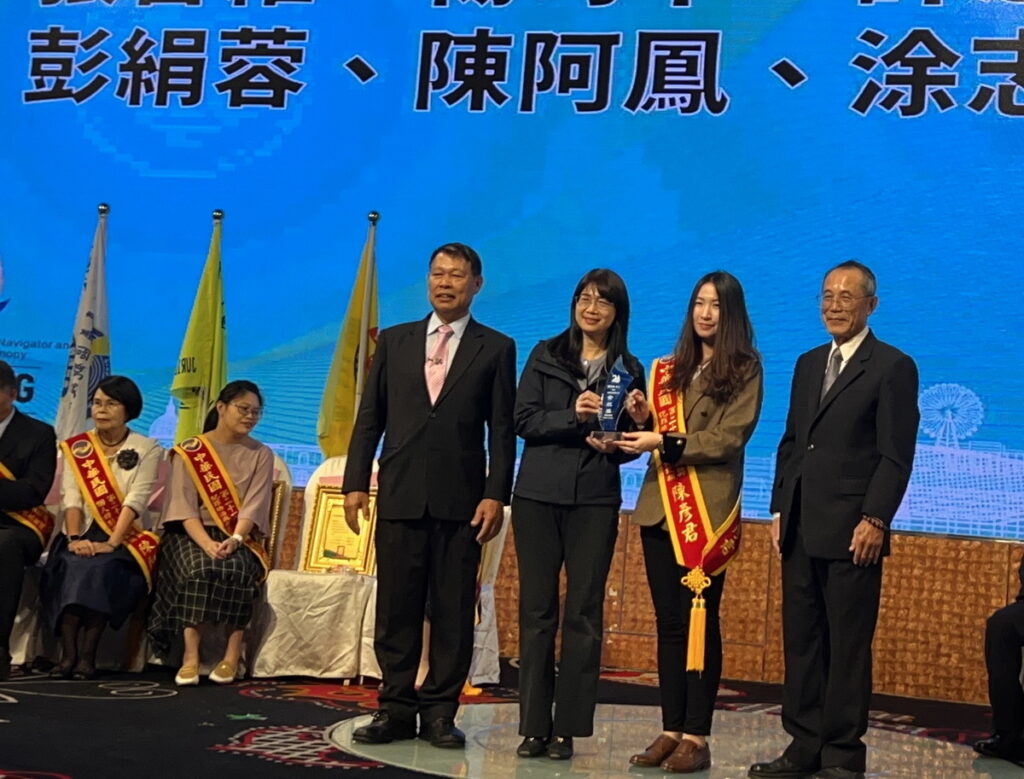 高雄市政府毒品防治局局長林瑩蓉為得獎者頒發獎盃。