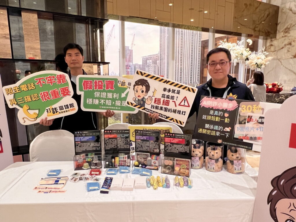 高雄市少年隊隊長陳仁正,也帶領同仁在現場做犯罪預防宣導。