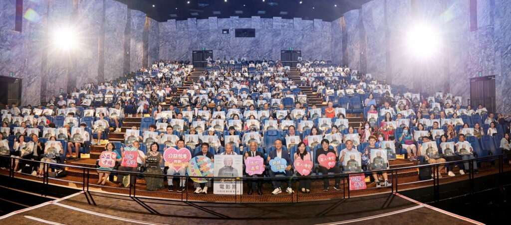 金獎導演李靖惠最新力作《愛子歸來》，11月1日全台感動上映，根據國影中心統計數字，1日至7日《愛子歸來》首周票房逼近兩百萬，更擠進國片票房前三名，成績相當亮眼，以紀錄片來說，是非常難得的成果。