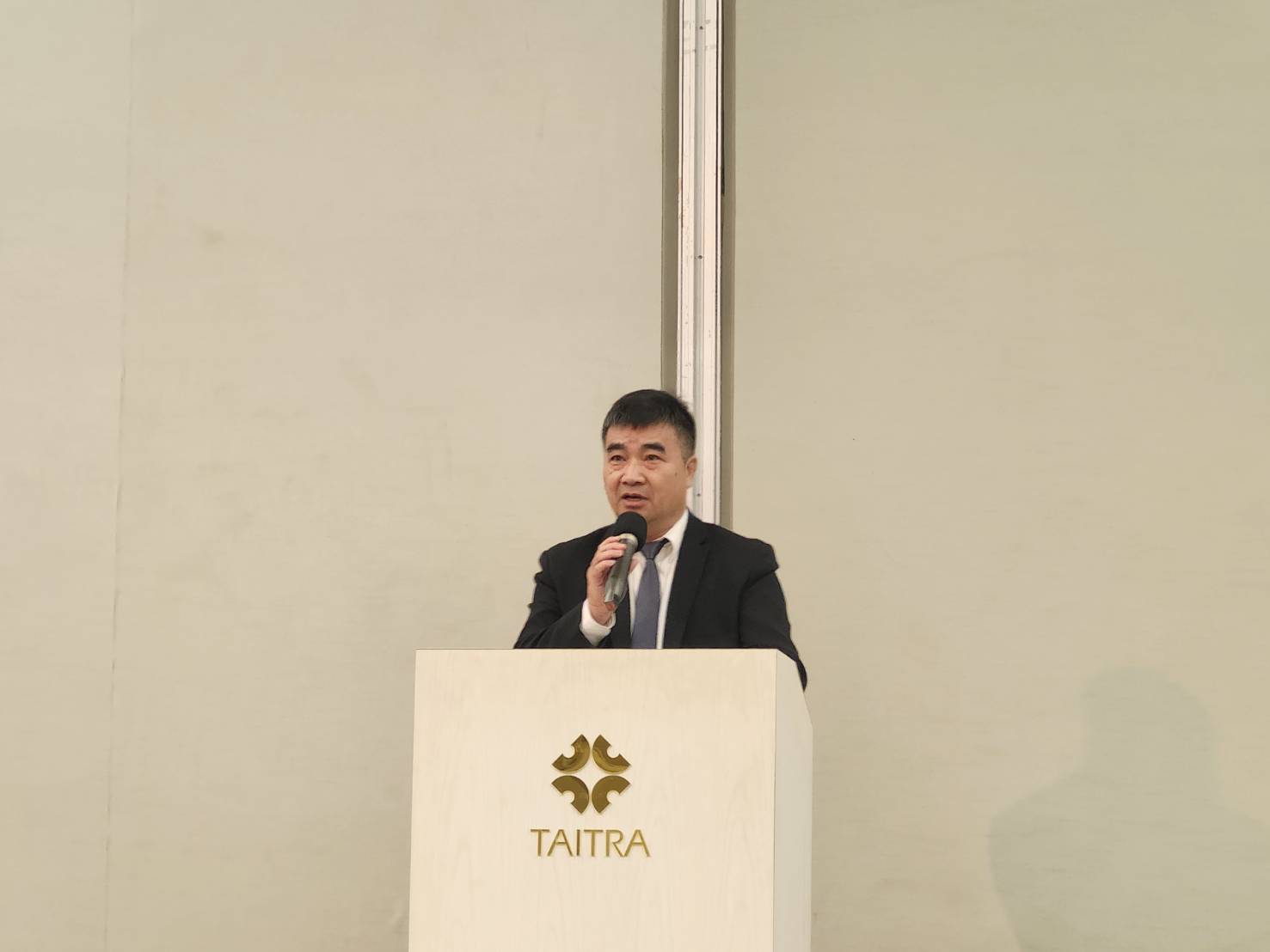 「大皇公司」董事長傅家賢代表公司向所有支持與參與論壇的來賓致以誠摯的感謝和歡迎,並強調外泌體技術在生技產業中的潛力。(記者 趙靜姸攝)