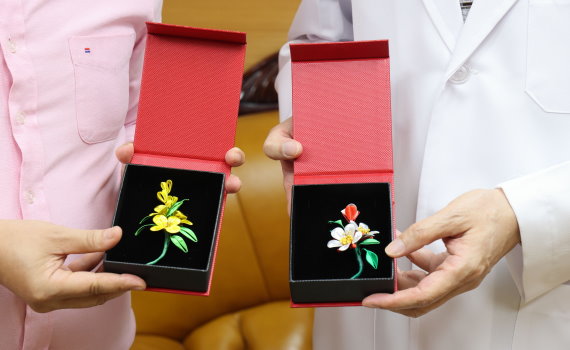 員榮醫療支持中華隊 傳統工藝春仔花胸花亮相巴黎奧運