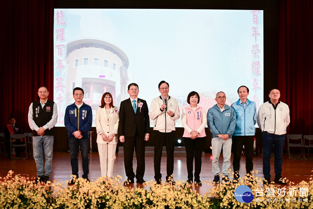 桃園市長張善政於「龍潭高中百年校慶慶祝大會」中致詞。<br /><br />